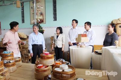 Đồng chí Ngô Chí Cường thăm các mô hình sản xuất, kinh doanh hiệu quả tại phường Mỹ Trà