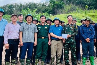 Đồng chí Trương Văn Đạt thăm, tặng quà các lực lượng thực hiện nhiệm vụ tìm kiếm, quy tập hài cốt liệt sĩ
