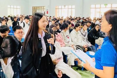 Học sinh lớp 10 tham gia tư vấn chọn tổ hợp môn học lựa chọn