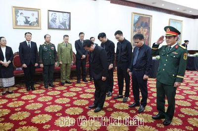 Đoàn đại biểu tỉnh Lai Châu viếng Chủ tịch Quốc hội Lào Saysomphone Phomvihane