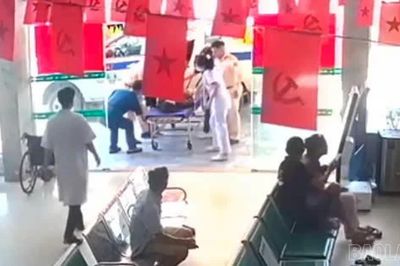 Cảnh sát giao thông Lào Cai kịp thời đưa người phụ nữ bất tỉnh đi cấp cứu