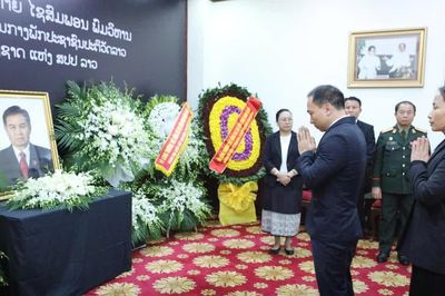 Đoàn đại biểu tỉnh Lào Cai viếng Chủ tịch Quốc hội Lào Xaysomphone Phomvihane tại Đại sứ quán Lào
