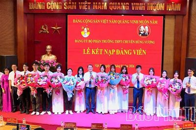 Trường THPT Chuyên Hùng Vương kết nạp Đảng cho 12 quần chúng ưu tú