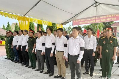 Lấy mẫu hài cốt liệt sĩ tại các nghĩa trang liệt sĩ trên địa bàn xã Thổ Tang