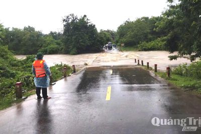 Mưa lớn khiến 13 điểm ngầm, tràn bị ngập, gây ách tắc giao thông