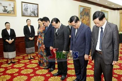 Đoàn đại biểu tỉnh Sơn La viếng Chủ tịch Quốc hội Lào Xaysomphone Phomvihane