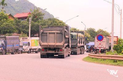 Xe tải dừng, đỗ gần nút giao: Tiềm ẩn nguy cơ mất an toàn giao thông