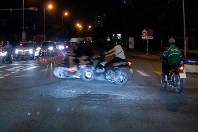 Vượt đèn đỏ, xe máy gây tai nạn giữa giao lộ rồi bỏ chạy