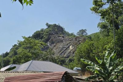 Người dân sống bất an gần mỏ khai thác đá