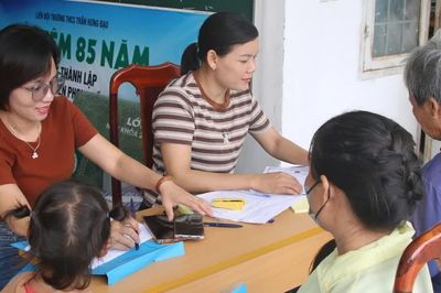 Thầy cô giáo vùng biên giới Đắk Lắk chung tay đưa học sinh đến trường