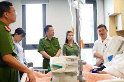 Thăm hỏi, động viên cán bộ Cảnh sát bị thương khi làm nhiệm vụ