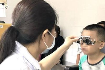 Cảnh báo người trẻ mắc tật khúc xạ