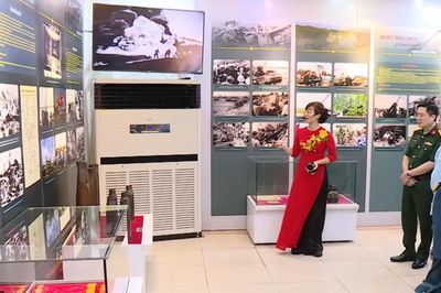 Khai mạc triển lãm những trận đánh độc đáo của Bộ đội Phòng không - Không quân