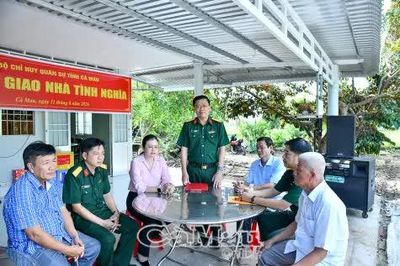 Bàn giao nhà tình nghĩa cho thân nhân người có công