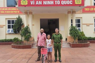 Bé gái 9 tuổi hoang mang đạp xe lúc 3h sáng, may mắn được công an phát hiện