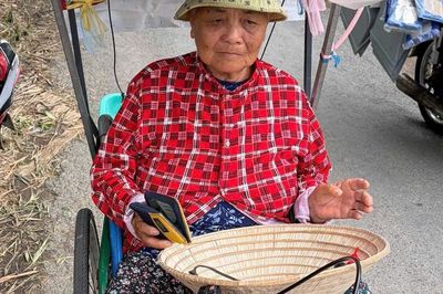 Nhặt được ví 2,5 triệu đồng giữa trời mưa, bà bán vé số ngồi xe lăn làm một việc xúc động