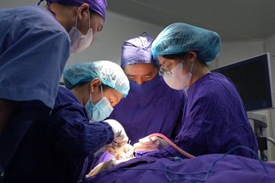 Nuốt miếng cơm to để chữa hóc xương cá, người đàn ông thủng thực quản