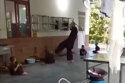 Gã đàn ông mặc áo nâu sòng đánh bé trai tàn bạo như thời trung cổ