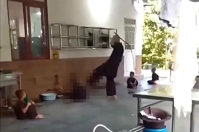 Gã đàn ông mặc áo nâu sồng đánh bé trai tàn bạo như thời trung cổ