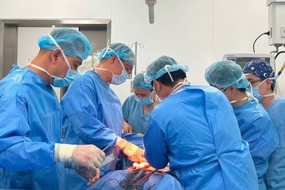 Bác sĩ 'xé quy trình' cứu người đàn ông không giấy tờ, không người thân bên cạnh