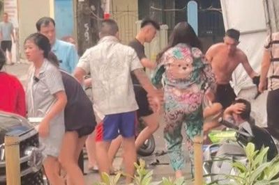 Công an xác minh nhóm người hành hung đôi nam nữ giữa phố Hà Nội