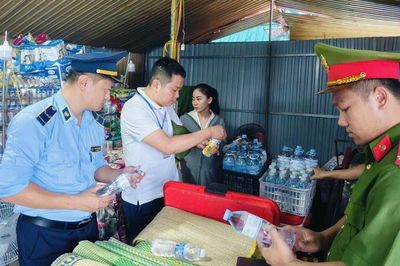 Phát hiện người phụ nữ tự rót nước vào chai mang nhãn hiệu nổi tiếng để bán