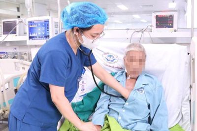 Nam bệnh nhân 69 tuổi ngừng tim 15 lần, được cứu sống bằng kỹ thuật đặc biệt
