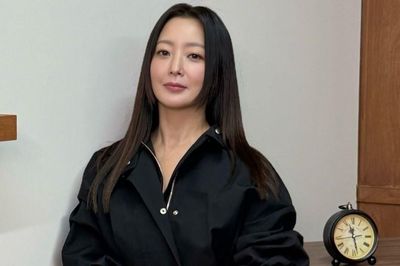 Quốc bảo nhan sắc Kim Hee Sun gây sốt với vẻ đẹp ở tuổi 49