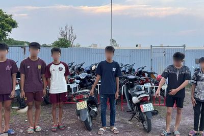 Phạt 27 triệu đồng nhóm thanh thiếu niên lạng lách, quệt chân chống xuống đường rồi quay clip câu view