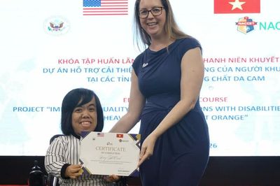 Ngồi xe lăn, người phụ nữ nhỏ bé gieo những vòng sinh kế