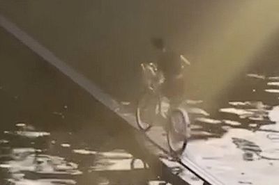 Cô gái đạp xe qua cầu như 'đi trên dây' khiến dân mạng trầm trồ
