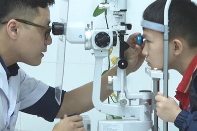 Vì sao cha mẹ nên đưa trẻ đi khám mắt trước khi vào lớp 1
