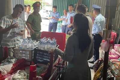 Làm rõ việc người phụ nữ bán nước tự đóng vào chai cũ trước cổng bệnh viện