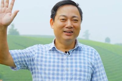 Bí thư xã ở Phú Thọ dậy từ 5 giờ sáng, lên đồi chè quay video quảng bá du lịch