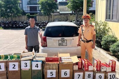 Phát hiện ô tô chở 4.500 bao thuốc lá, 24 chai rượu không rõ nguồn gốc