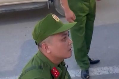 Ấm lòng khoảnh khắc Cảnh sát 113 giúp bé trai 4 tuổi đi lạc tìm về gia đình