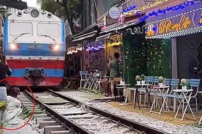 Thông tin mới nhất vụ tàu hỏa va chạm với nữ du khách tại phố đường tàu Văn Miếu