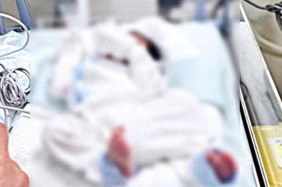 Bé trai 3 ngày tuổi sốt cao, mê man, kịp đến viện sau lời cầu cứu CSGT của bố mẹ