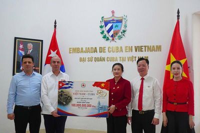 Trao tượng trưng khoản hỗ trợ 100 tỷ đồng của nhân dân Việt Nam dành tặng nhân dân Cuba