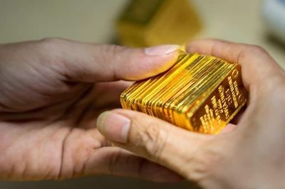 Quay đầu giảm, giá vàng trong nước sắp ngang bằng giá thế giới