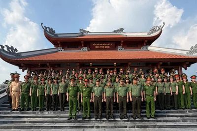 Đoàn đại biểu Công an Hà Nội dâng hương tưởng niệm Anh hùng liệt sỹ Bùi Thị Cúc