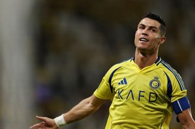 Ronaldo gửi lời chia buồn xúc động tới Messi