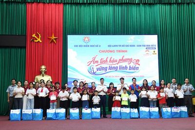 Chương trình 'Ấm tình hậu phương - Vững lòng lính biển'