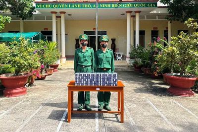 An Giang: Đồn Biên phòng Lạc Quới thu giữ 500 bao thuốc lá 555
