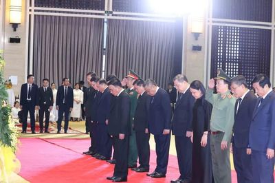 [Ảnh] Đoàn lãnh đạo cấp cao Đảng, Nhà nước Việt Nam viếng Chủ tịch Quốc hội Lào Saysomphone Phomvihane