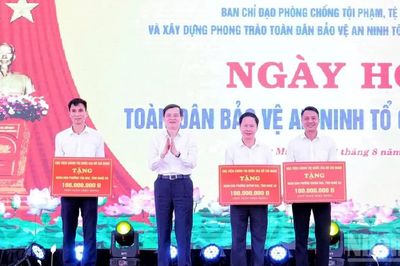 Đồng chí Đoàn Minh Huấn dự Ngày hội toàn dân bảo vệ an ninh Tổ quốc tại Nghệ An