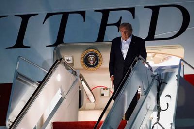 Tổng thống Mỹ Donald Trump hé lộ nguyên nhân đổi máy bay rời hội nghị NATO