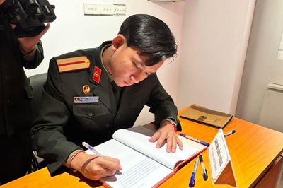 Sinh viên Lào tại Việt Nam tiếc thương đồng chí Xaysomphone Phomvihane