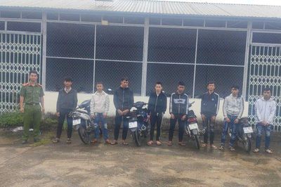 Xử lý nhóm trai làng bốc đầu mô-tô