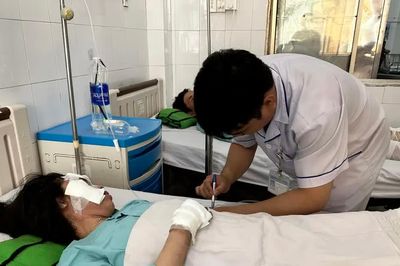Hai cháu bé bỏng nặng trong vụ cháy xe tiếp tục ghép da
